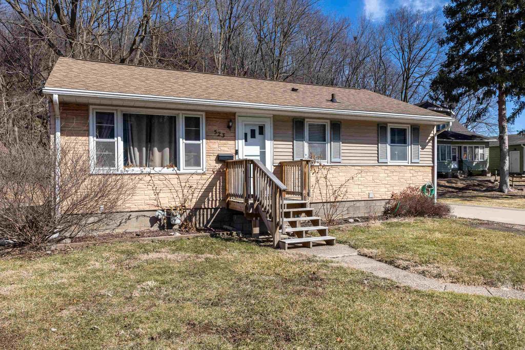 Photo of 523 Kaufmann Avenue, Dubuque, IA 52001 (MLS # 154120)