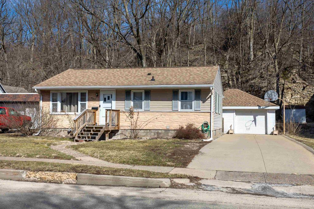Photo of 523 Kaufmann Avenue, Dubuque, IA 52001 (MLS # 154120)