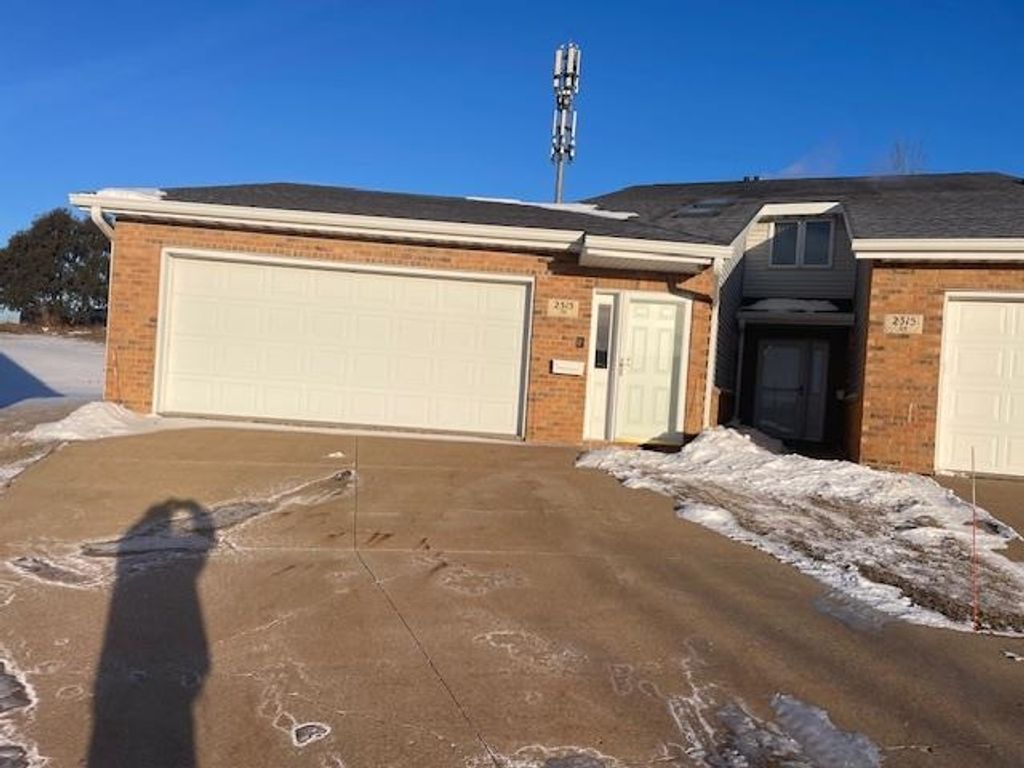 Photo of 2315 Pasadena Drive #70, Dubuque, IA 52001 (MLS # 153860)