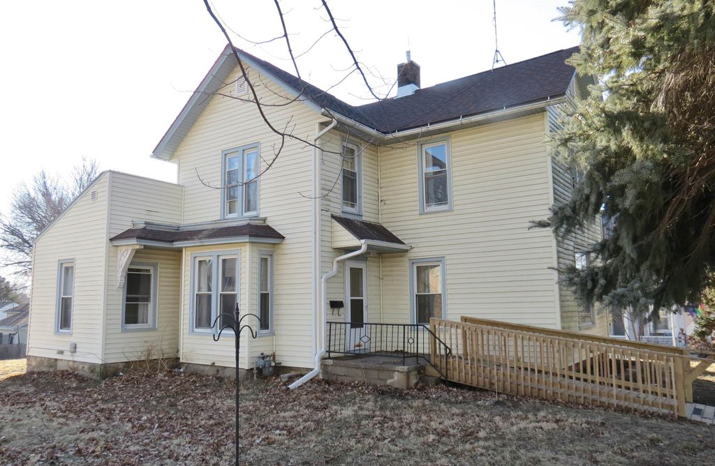 Photo of 407 W Maple Street, Maquoketa, IA 52060 (MLS # 153939)