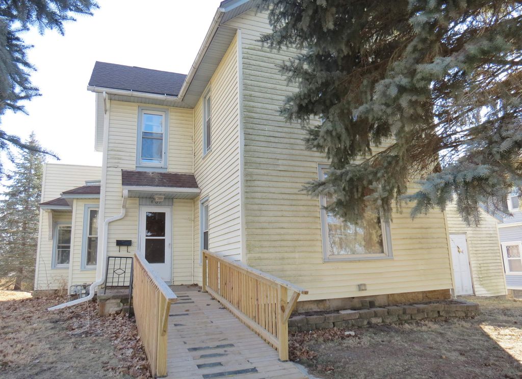 Photo of 407 W Maple Street, Maquoketa, IA 52060 (MLS # 153939)