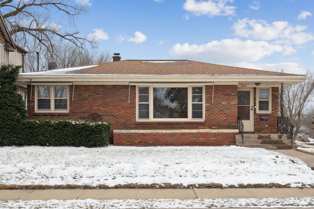 Photo of 3035 Burden Street, Dubuque, IA 52001 (MLS # 154044)