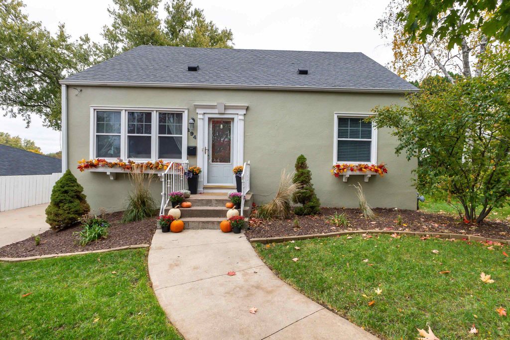 Photo of 194 Concord Street, Dubuque, IA 52003 (MLS # 153328)