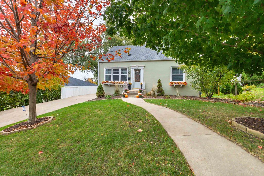 Photo of 194 Concord Street, Dubuque, IA 52003 (MLS # 153328)