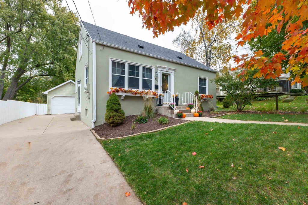 Photo of 194 Concord Street, Dubuque, IA 52003 (MLS # 153328)