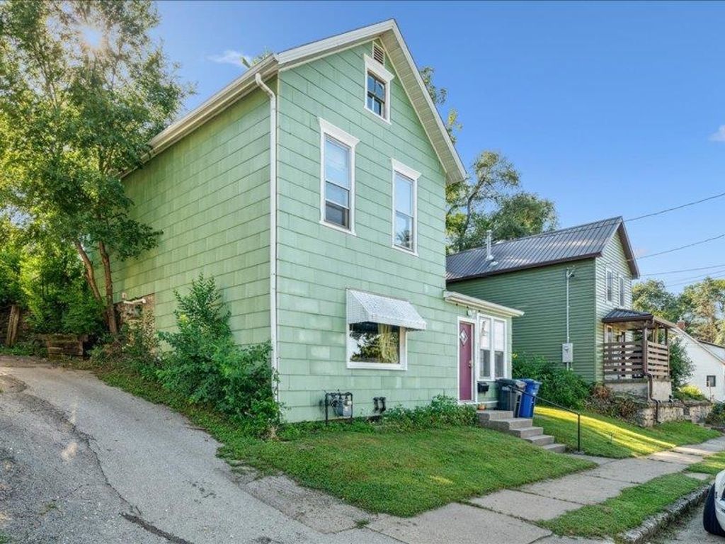 Photo of 2524 Stafford Street, Dubuque, IA 52001 (MLS # 152697)