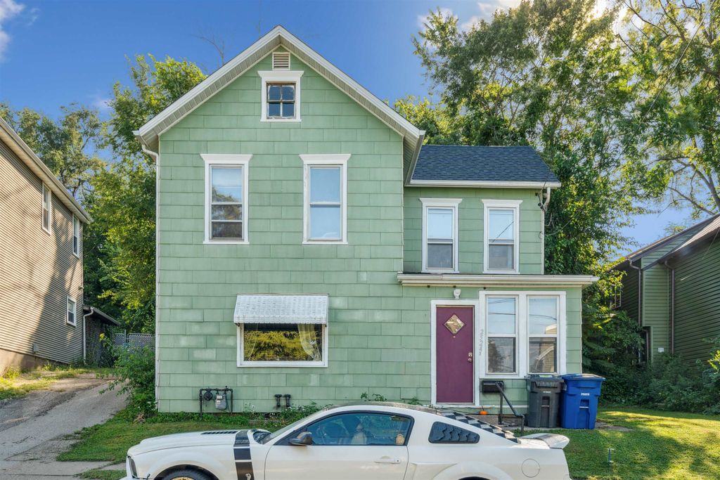 Photo of 2524 Stafford Street, Dubuque, IA 52001 (MLS # 152697)