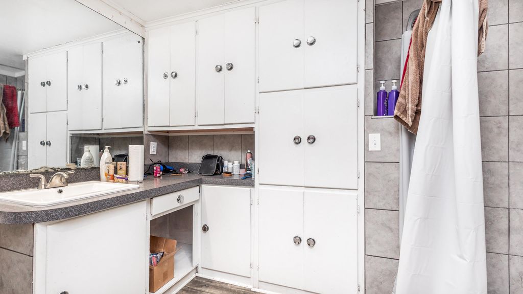 Photo of 1374 Main Street, Dubuque, IA 52001 (MLS # 152928)