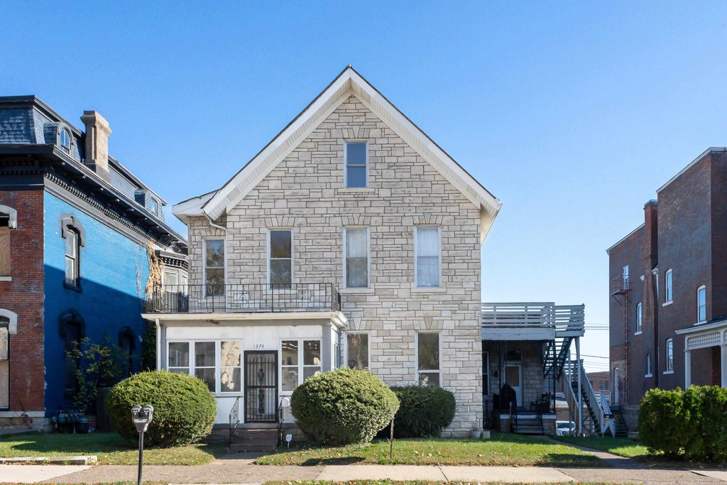 Photo of 1374 Main Street, Dubuque, IA 52001 (MLS # 152928)