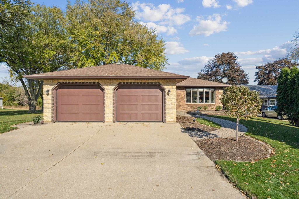 Photo of 31679 Olde Castle Rd Rd, Dyersville, IA 52040 (MLS # 153396)