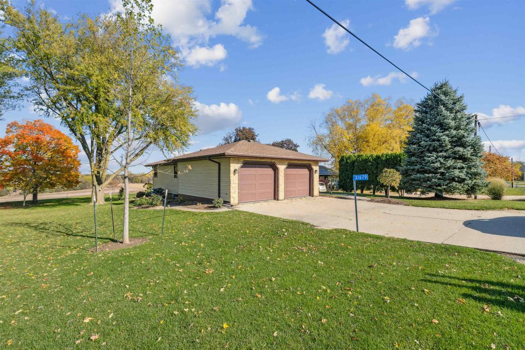 Photo of 31679 Olde Castle Rd Rd, Dyersville, IA 52040 (MLS # 153396)