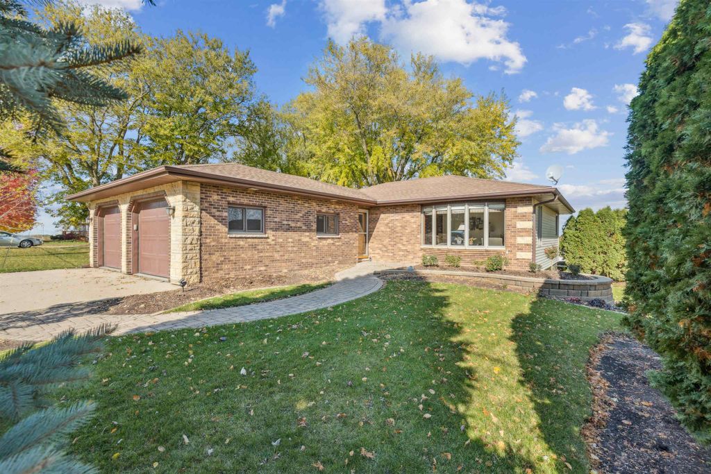 Photo of 31679 Olde Castle Rd Rd, Dyersville, IA 52040 (MLS # 153396)