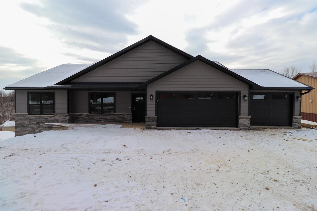 Photo of 801 Hawkeye Heights Road, Dubuque, IA 52001 (MLS # 153588)