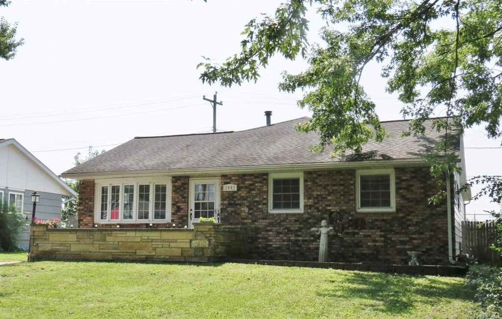 Photo of 1007 Kathey Drive, Maquoketa, IA 52060 (MLS # 152696)