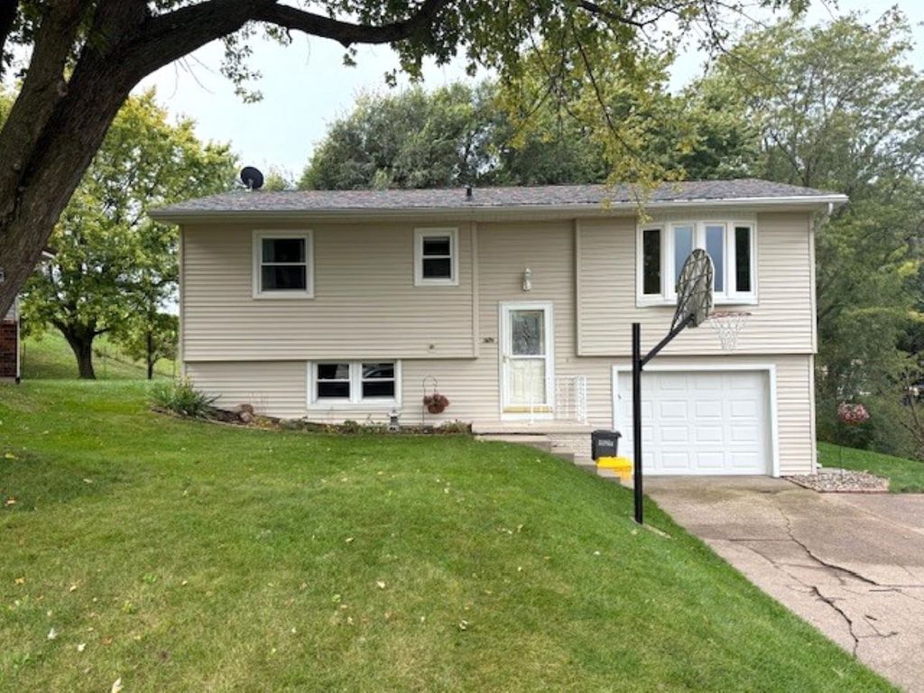 Photo of 3695 Keystone Drive, Dubuque, IA 52002 (MLS # 153278)