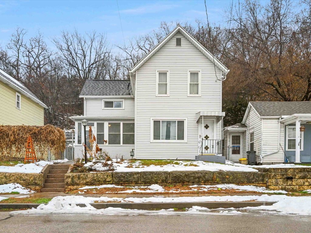 Photo of 1609 Prescott Street, Dubuque, IA 52001 (MLS # 153626)
