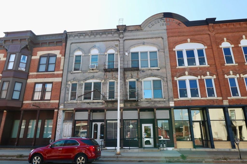Photo of 1735 Central Avenue, Dubuque, IA 52001 (MLS # 152977)
