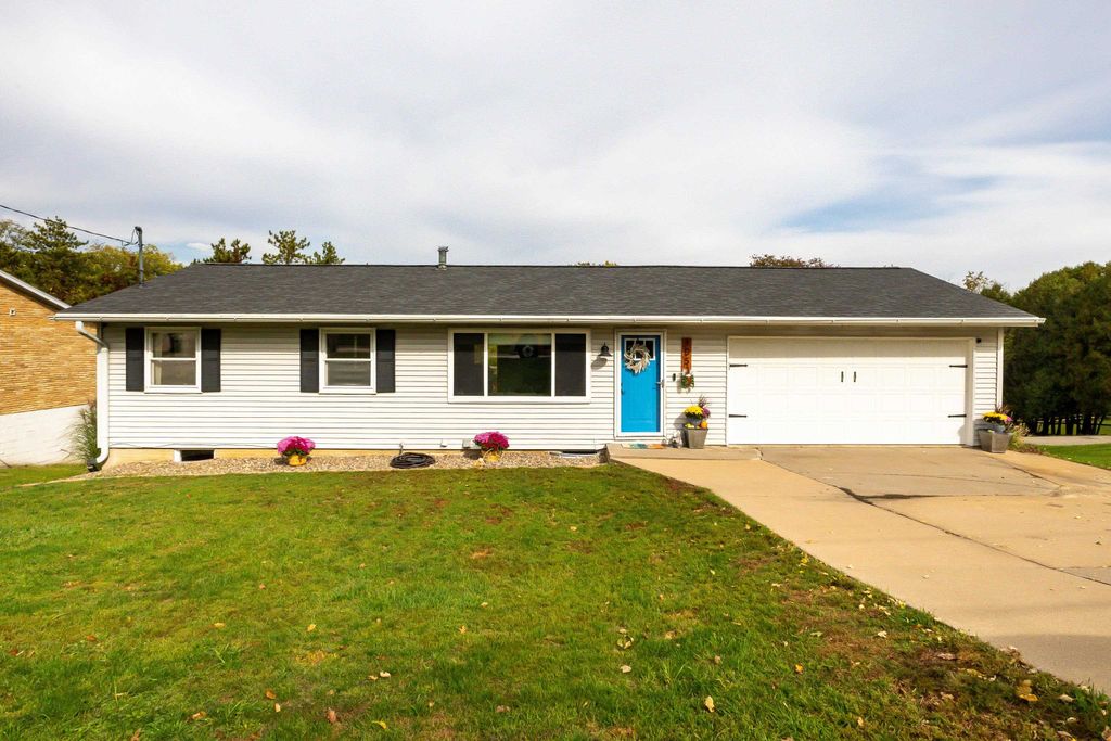 Photo of 1050 Kelly Lane, Dubuque, IA 52003 (MLS # 153318)