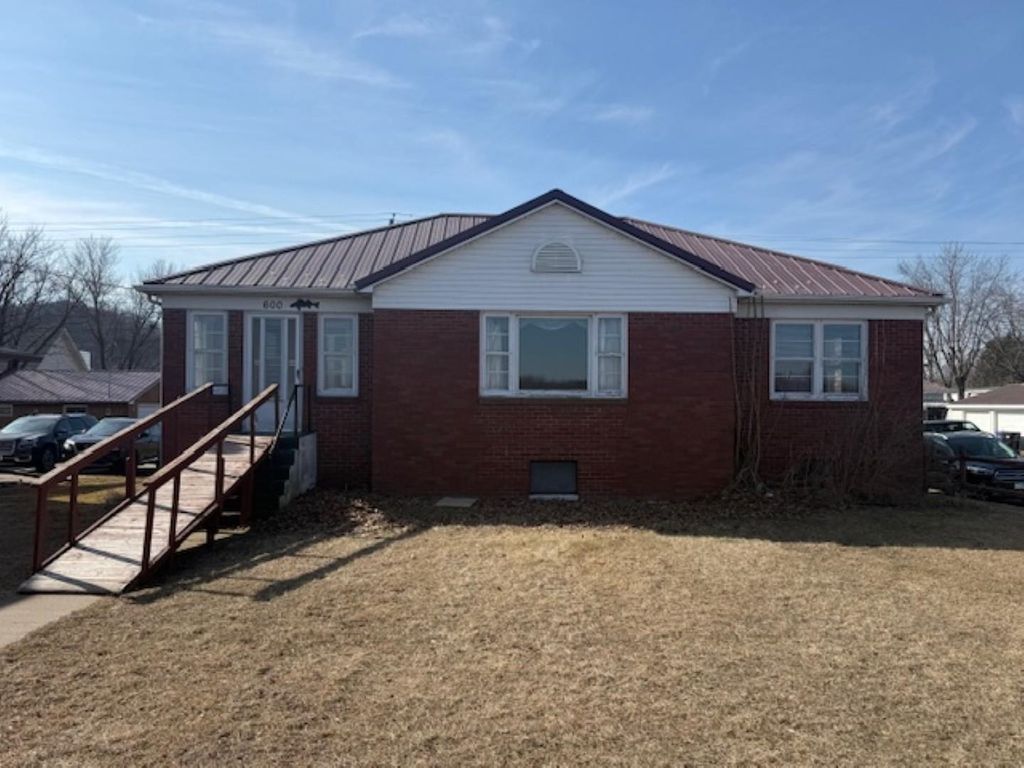 Photo of 600 S Riverview Street, Bellevue, IA 52031 (MLS # 153970)