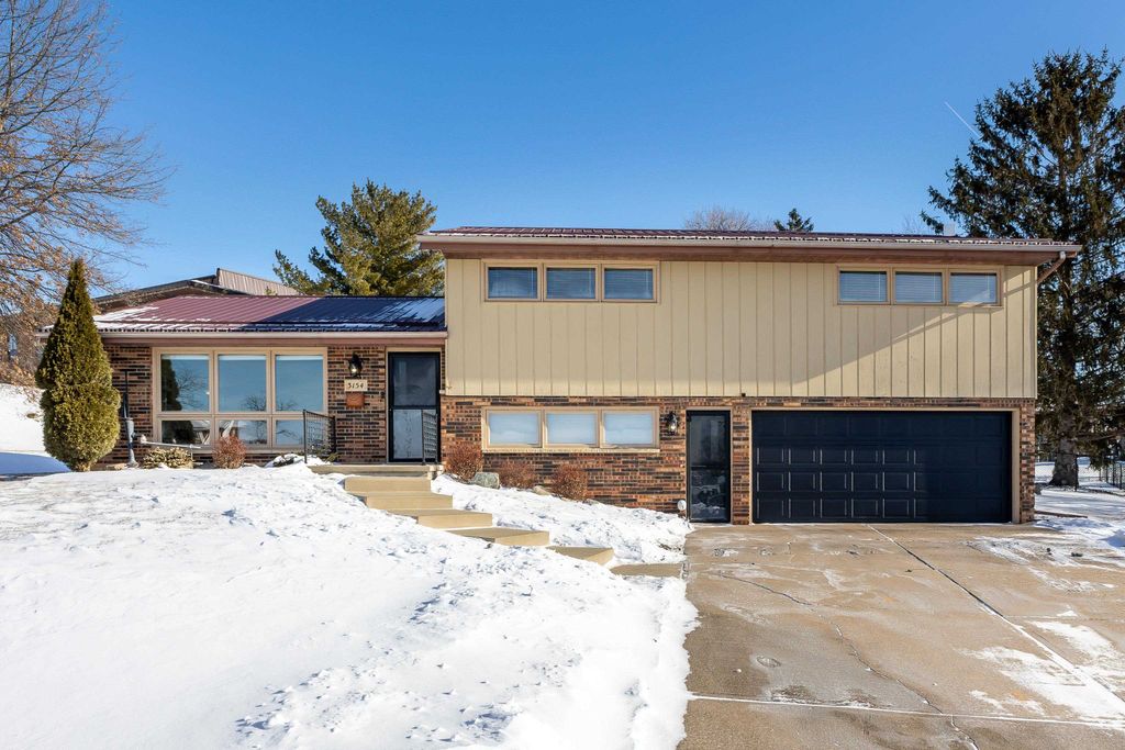 Photo of 3154 Erie Court, Dubuque, IA 52001 (MLS # 153828)