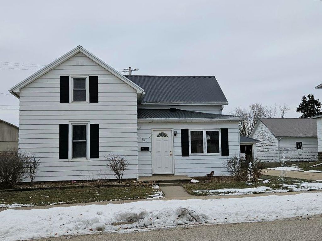 Photo of 301 SE 9th Street, Dyersville, IA 52040 (MLS # 153651)