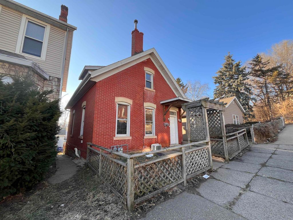 Photo of 2415 Queen Street, Dubuque, IA 52001 (MLS # 153685)