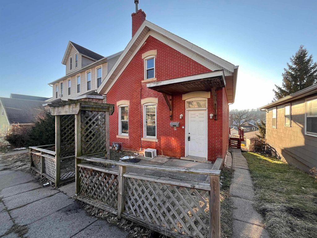 Photo of 2415 Queen Street, Dubuque, IA 52001 (MLS # 153685)