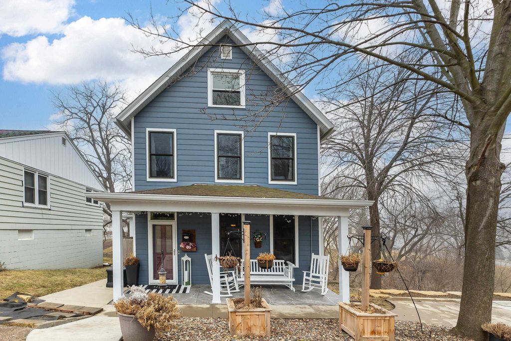 Photo of 71 Lois Street, Dubuque, IA 52001 (MLS # 154092)