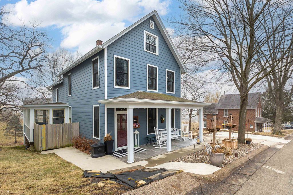 Photo of 71 Lois Street, Dubuque, IA 52001 (MLS # 154092)