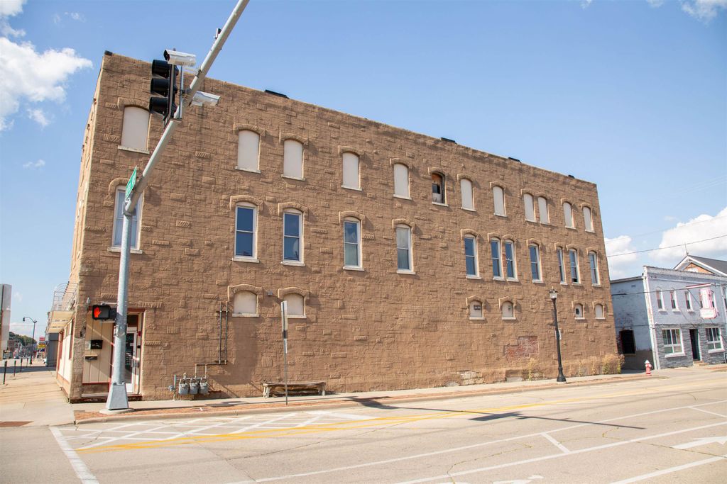 Photo of 900 Central Avenue, Dubuque, IA 52001 (MLS # 153375)