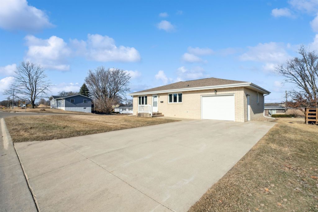 Photo of 1706 SE 2nd Avenue, Dyersville, IA 52040 (MLS # 153974)