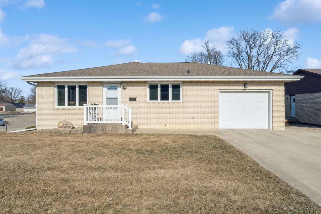 Photo of 1706 SE 2nd Avenue, Dyersville, IA 52040 (MLS # 153974)