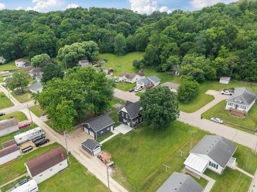 Photo of 1103 Mulberry Street, Bellevue, IA 52031 (MLS # 154141)