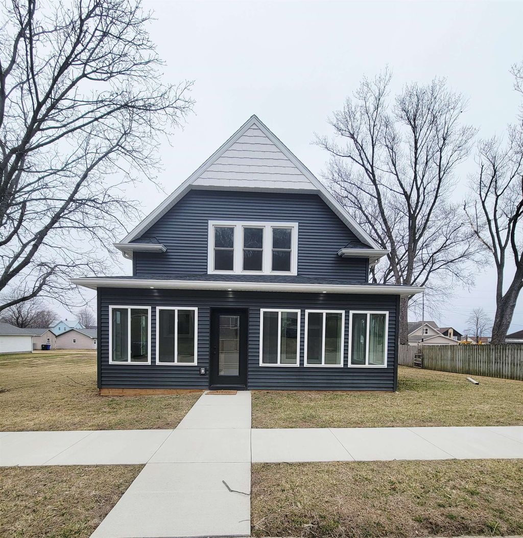 Photo of 1103 Mulberry Street, Bellevue, IA 52031 (MLS # 154141)