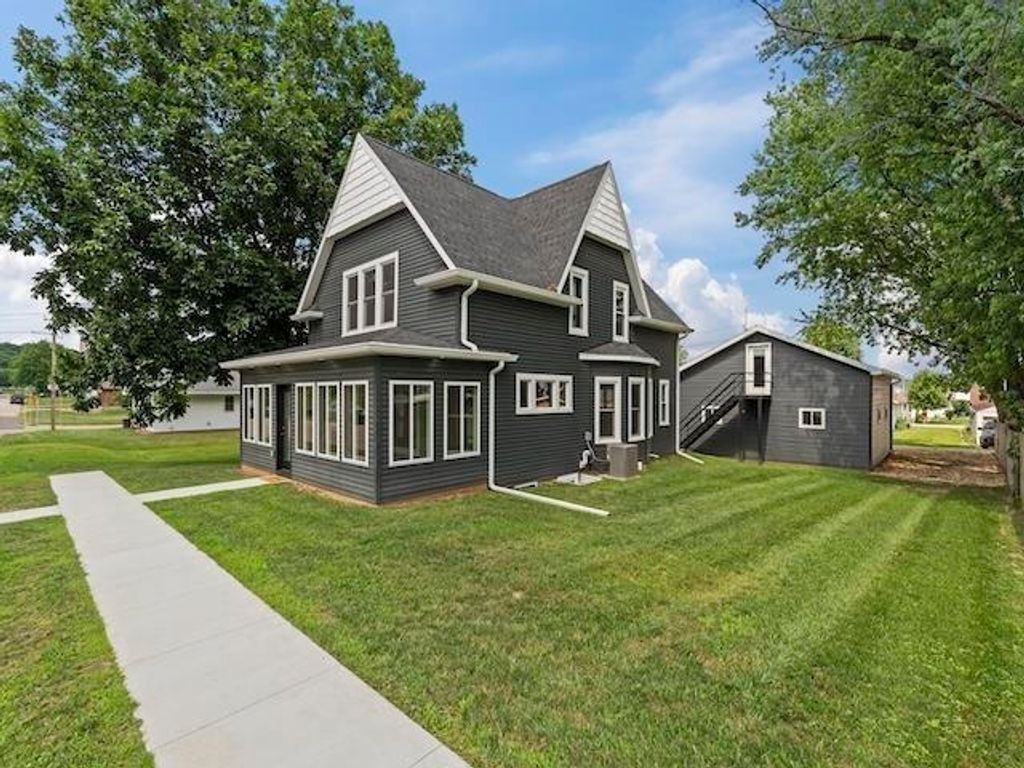 Photo of 1103 Mulberry Street, Bellevue, IA 52031 (MLS # 154141)