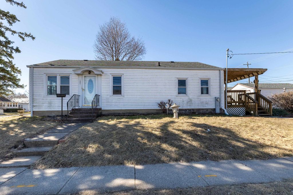 Photo of 1901 Ann Street, Dubuque, IA 52001 (MLS # 154105)