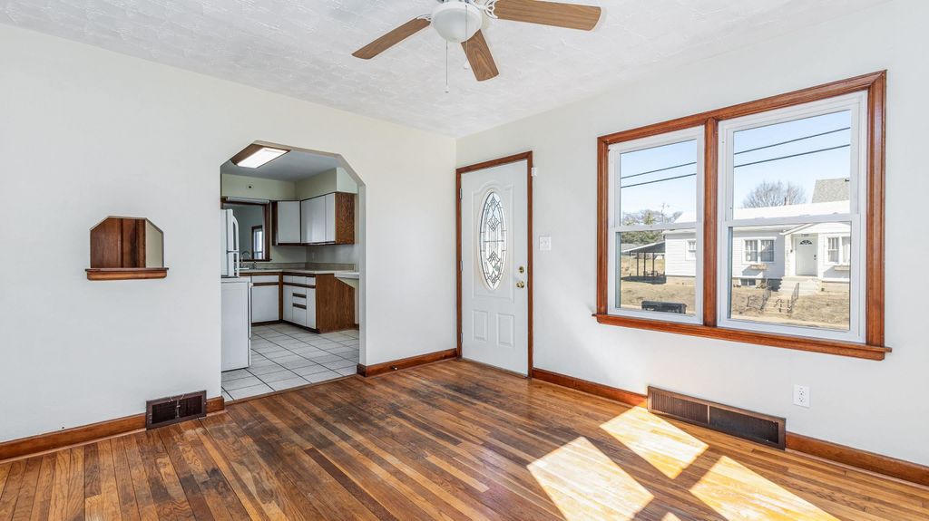 Photo of 1901 Ann Street, Dubuque, IA 52001 (MLS # 154105)