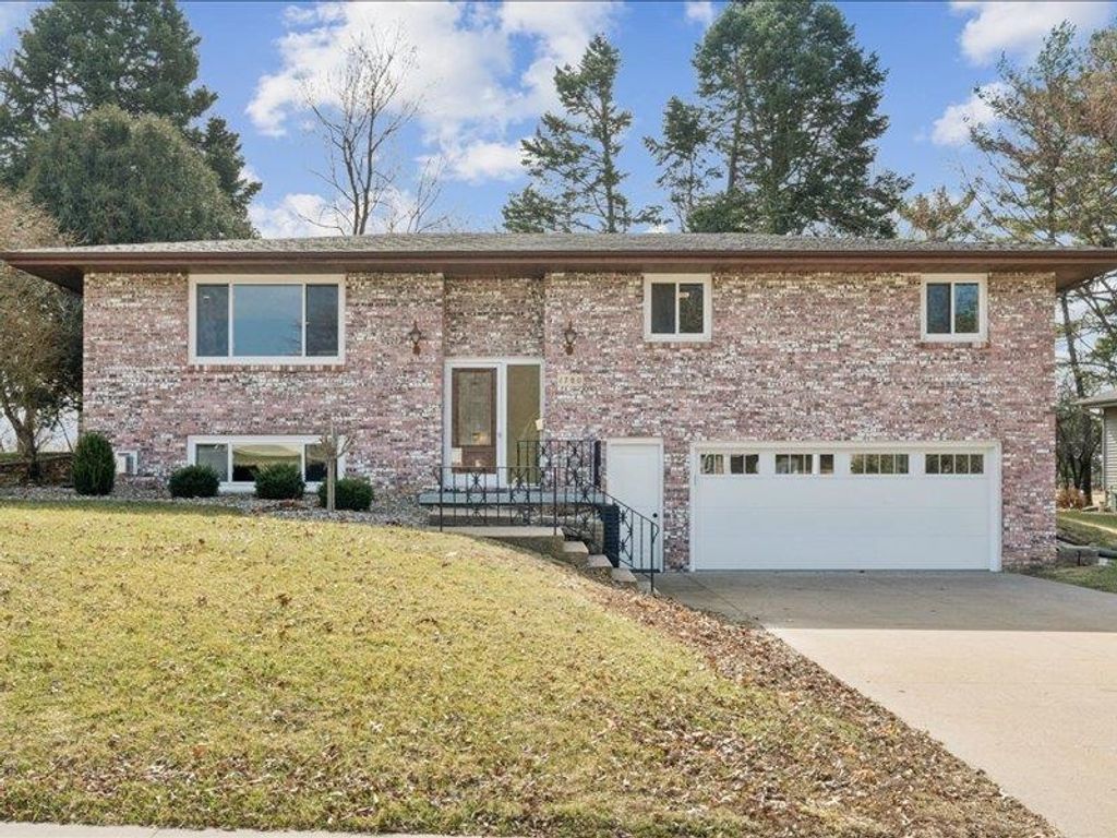 Photo of 1780 Horizon Court, Dubuque, IA 52001 (MLS # 154107)