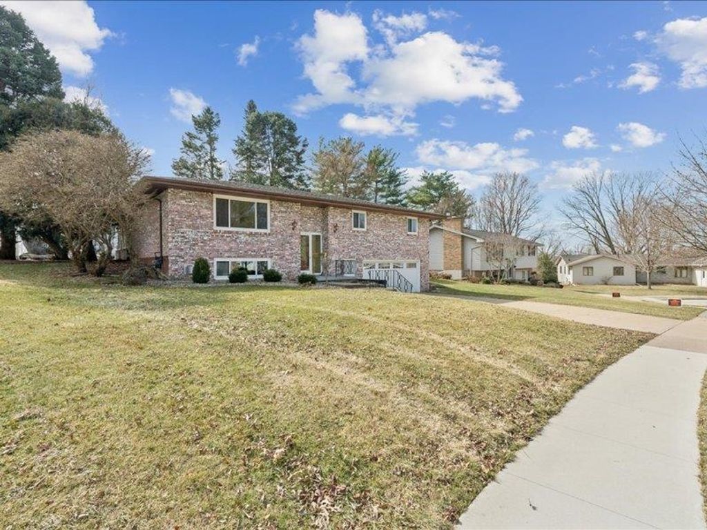 Photo of 1780 Horizon Court, Dubuque, IA 52001 (MLS # 154107)