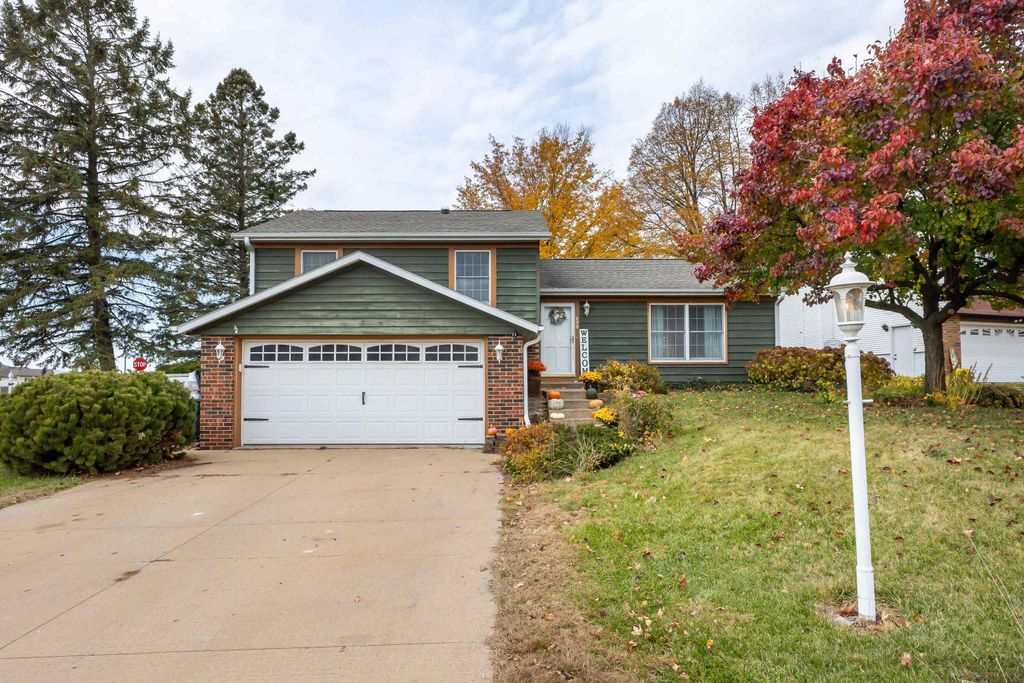 Photo of 499 Tamarack Court, Dubuque, IA 52003 (MLS # 153422)