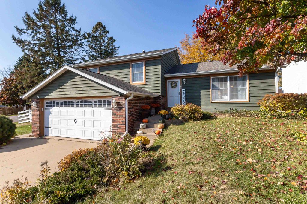 Photo of 499 Tamarack Court, Dubuque, IA 52003 (MLS # 153422)