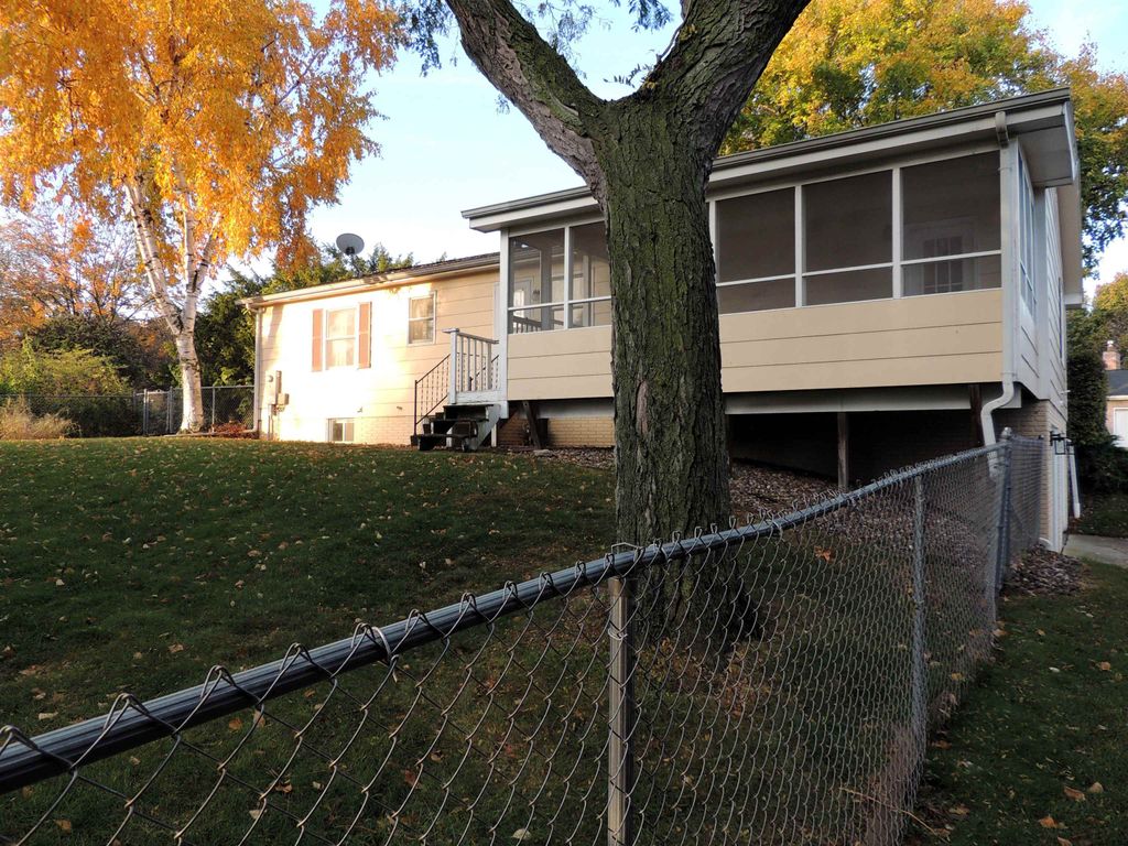 Photo of 1820 Eden Lane, Dubuque, IA 52001 (MLS # 153379)