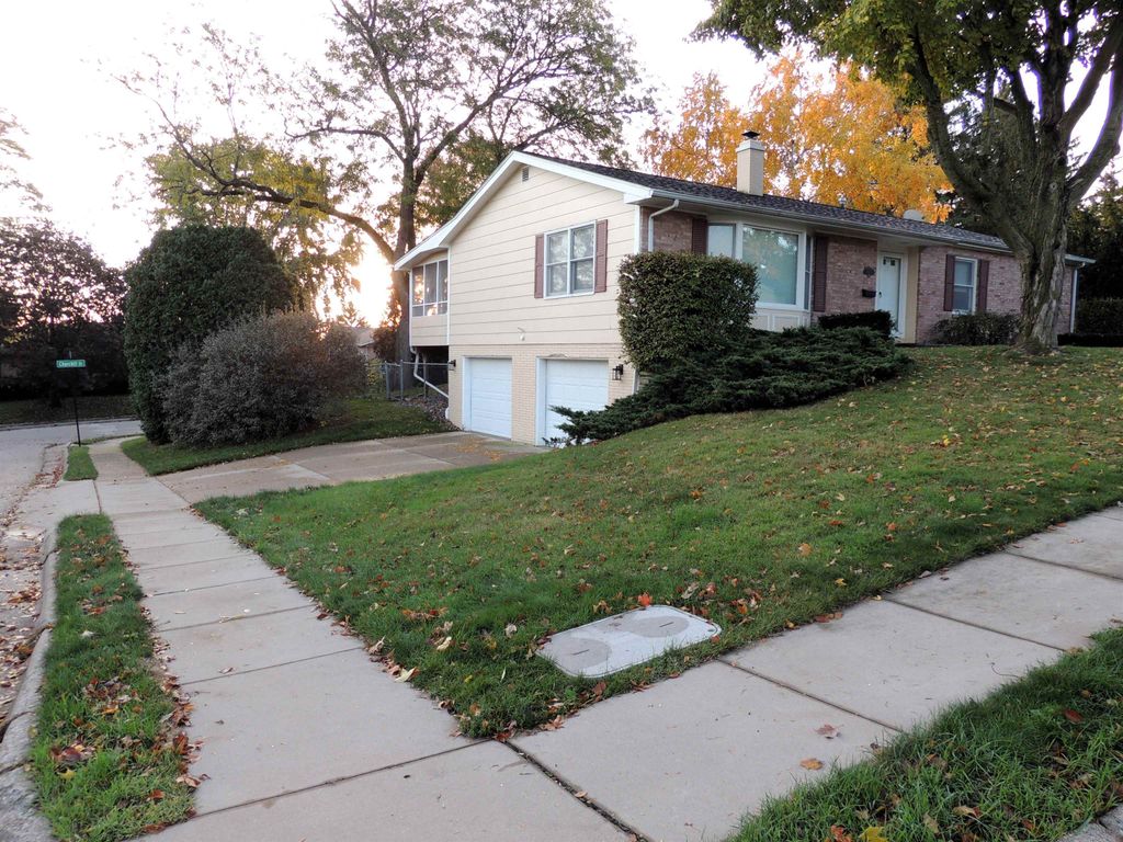 Photo of 1820 Eden Lane, Dubuque, IA 52001 (MLS # 153379)