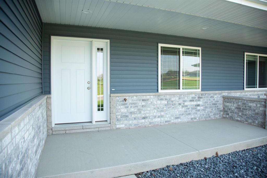 Photo of 2163 Blackfoot Lane, Dubuque, IA 52002 (MLS # 153763)