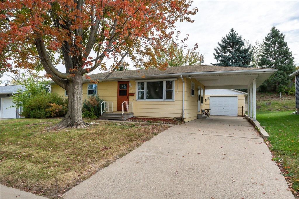 Photo of 2380 Trygg Drive, Dubuque, IA 52001 (MLS # 153268)