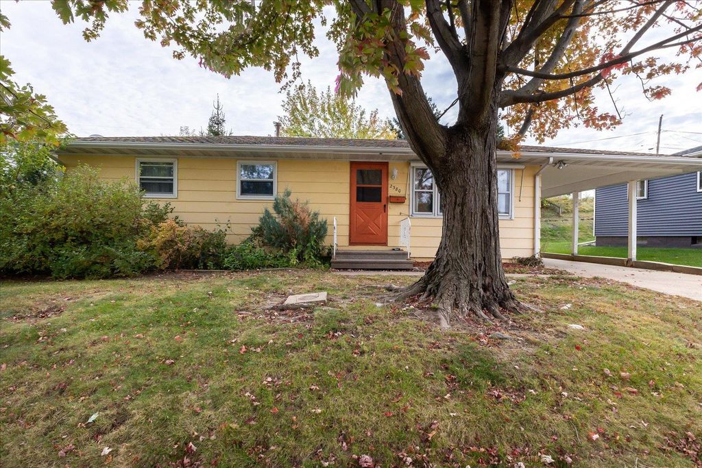Photo of 2380 Trygg Drive, Dubuque, IA 52001 (MLS # 153268)