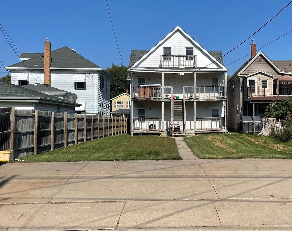 Photo of 2575 Jackson Street, Dubuque, IA 52001 (MLS # 153049)
