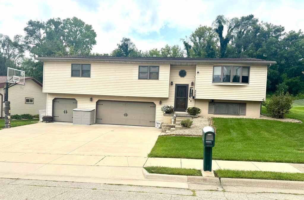 Photo of 3705 Aerostar Drive, Dubuque, IA 52001 (MLS # 152721)