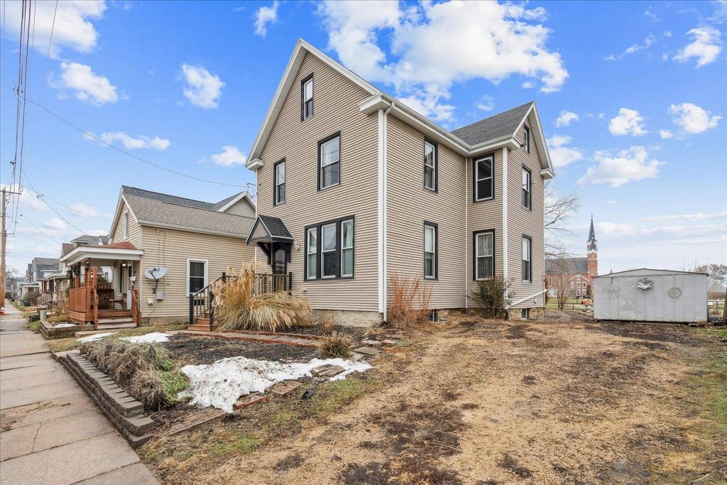 Photo of 2250 Washington Street, Dubuque, IA 52001 (MLS # 153638)