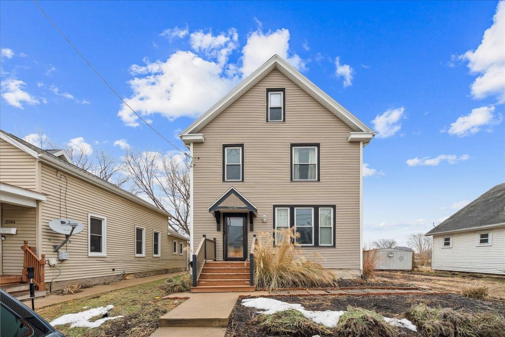 Photo of 2250 Washington Street, Dubuque, IA 52001 (MLS # 153638)